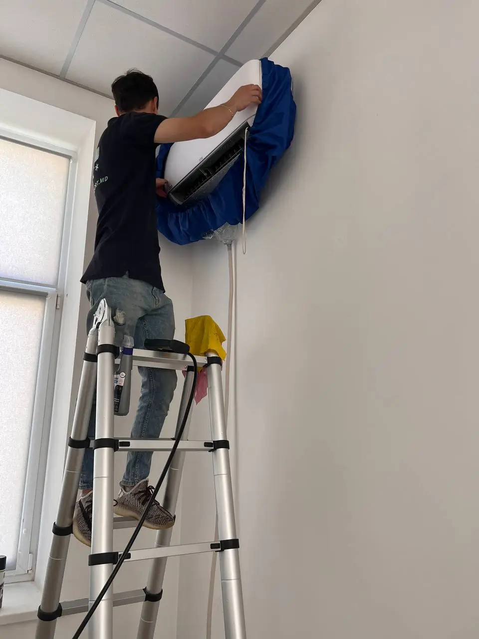 Tehnician AerConfort efectuând curățare profesională aer condiționat în Chișinău