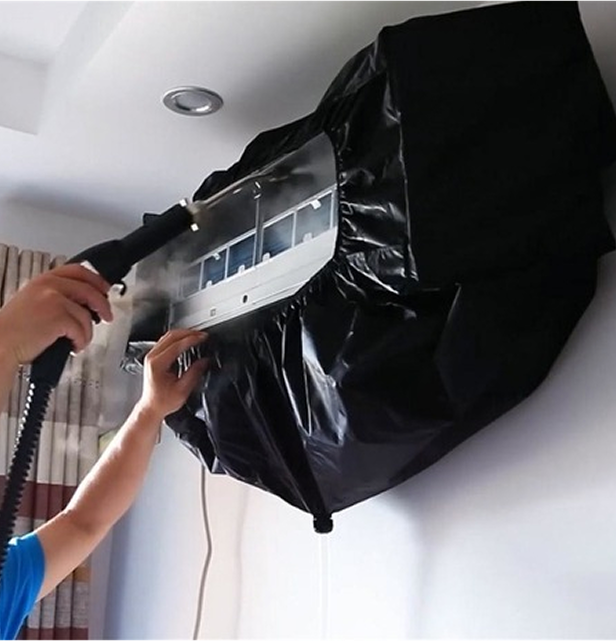 Tehnician AerConfort efectuând curățare profesională aer condiționat în Chișinău